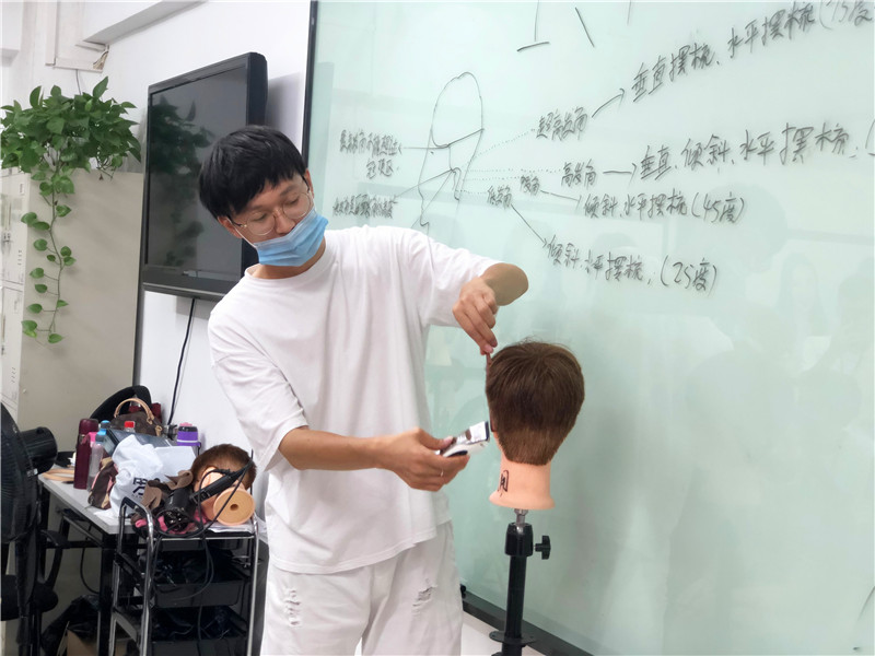 南寧美發(fā)課堂：360度男發(fā)手法演練，輕松攻破剪發(fā)難題