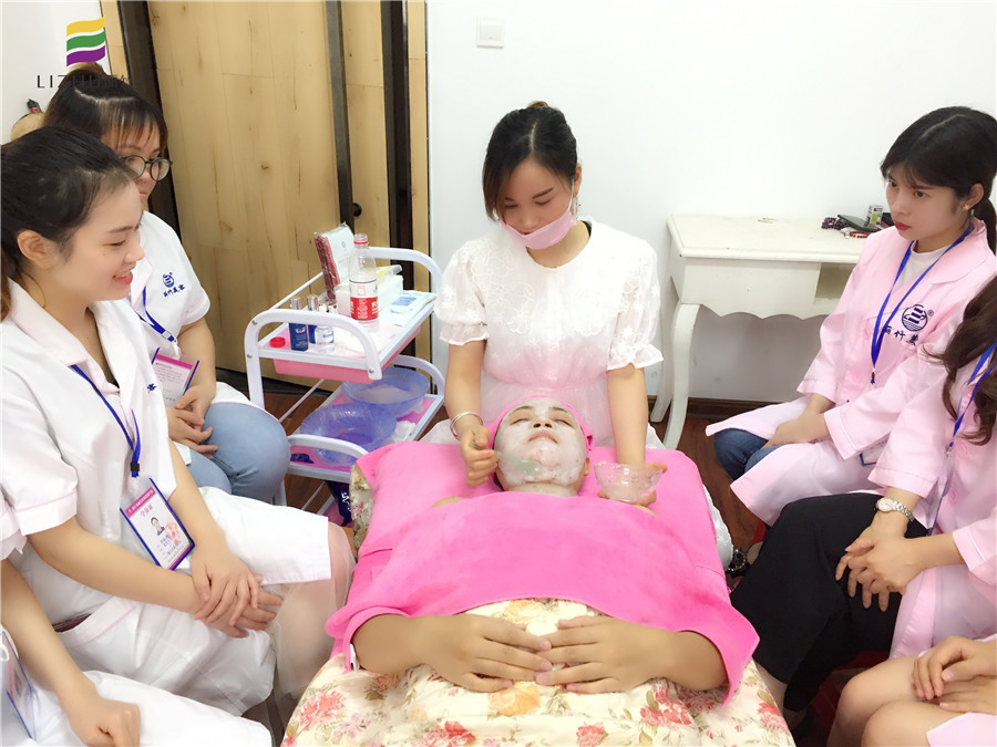 南寧美容學(xué)堂：敷膜，女人變美必修課程