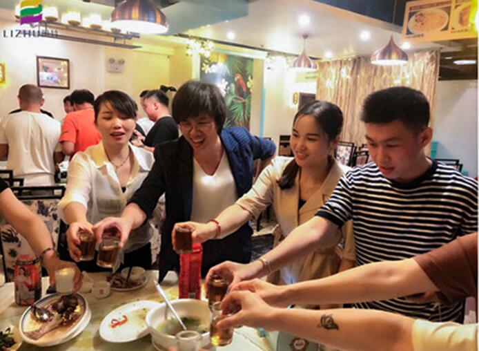 麗竹學(xué)校全體教職工，相親相愛一家人
