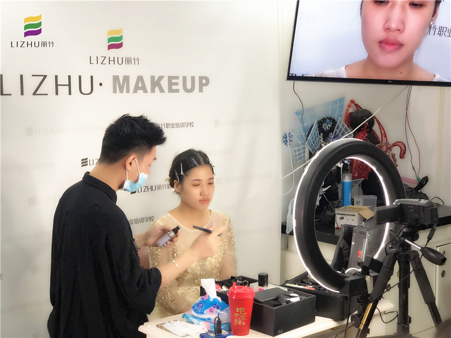 廣西彩妝學(xué)校：快看！畫真人了！