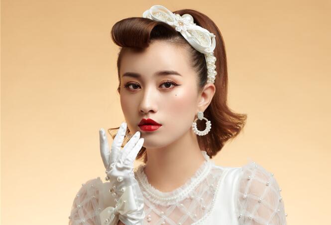 復(fù)古迪斯科妝容造型，廣西化妝學(xué)校這款造型愛了嗎？
