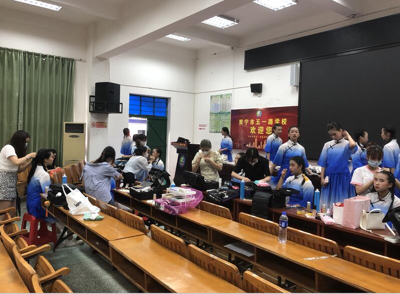 南寧化妝學(xué)校外出實(shí)踐，受到演員比心點(diǎn)贊