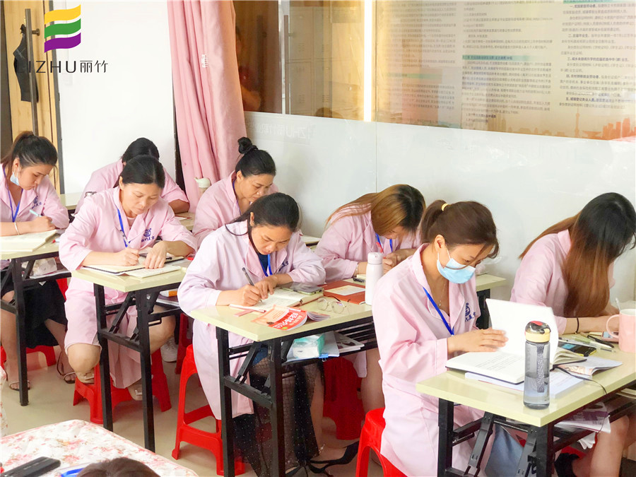美容師為什么要學理論知識？南寧專業(yè)美容培訓告訴你