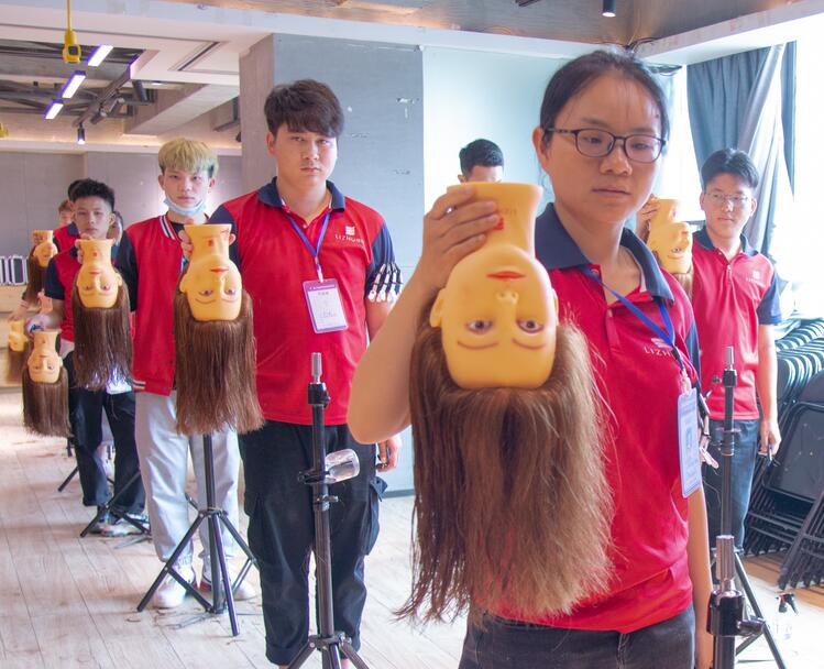 假頭如何梳理頭發(fā)？來(lái)廣西美發(fā)學(xué)習(xí)中心學(xué)習(xí)