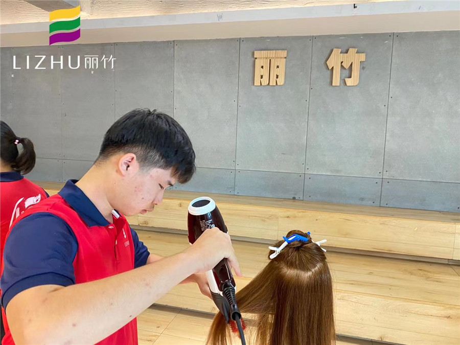 吹風(fēng)造型注意事項，南寧美發(fā)職業(yè)培訓(xùn)學(xué)校培訓(xùn)課程
