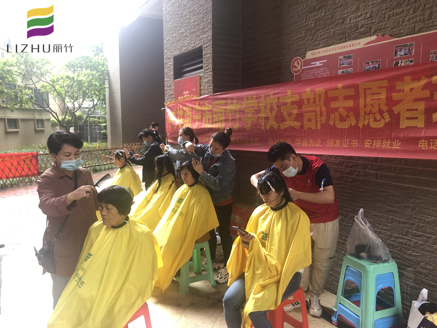 社區(qū)義剪暖人心！傳遞廣西專(zhuān)業(yè)美發(fā)學(xué)校正能量