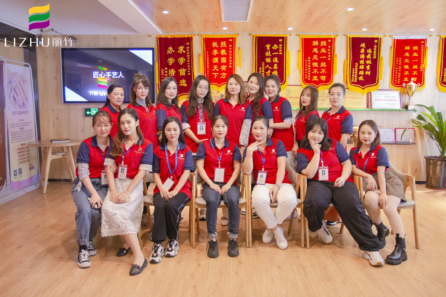 滿滿的畢業(yè)祝福，送給廣西專業(yè)化妝培訓(xùn)學(xué)校
