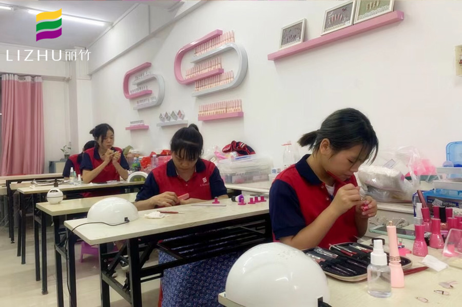 南寧專業(yè)美甲學(xué)校，教你專業(yè)美甲技術(shù)