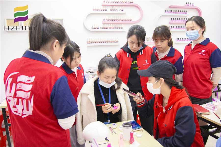 雕花美甲步驟，一起去南寧排名前十美甲學(xué)?？纯?>
								
								<span id=