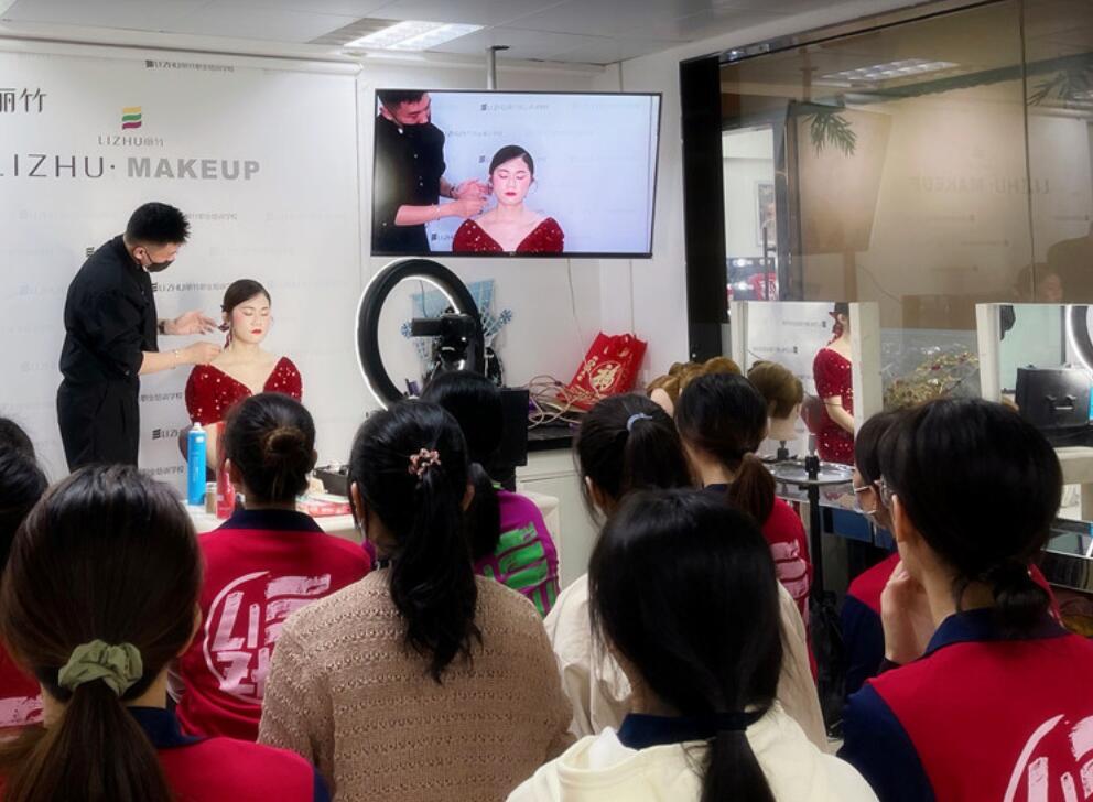 麗竹彩妝學(xué)校上演“換臉術(shù)”，展現(xiàn)南寧學(xué)彩妝哪家技術(shù)強(qiáng)