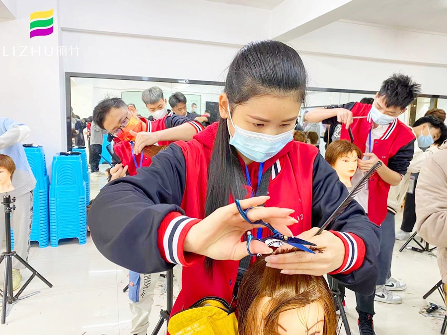 剪刀手法頭模練習(xí)，在廣西專業(yè)美發(fā)學(xué)校進(jìn)行