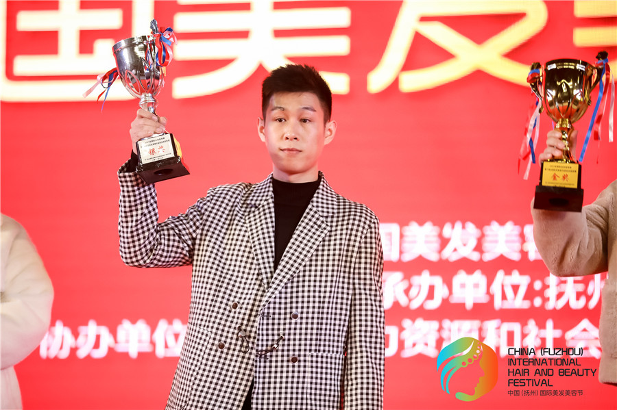 亞軍！祝賀玉可寧老師在全國美發(fā)美容行業(yè)職業(yè)技能競賽斬獲佳績