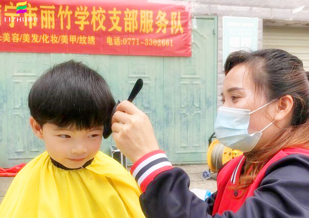 南寧麗竹學(xué)校公益理發(fā)，爭當群眾身邊的“活雷鋒”