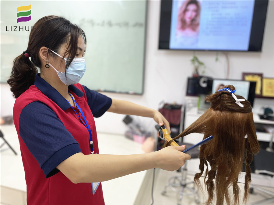 美發(fā)新手使用電卷棒操作方法，南寧美發(fā)課程
