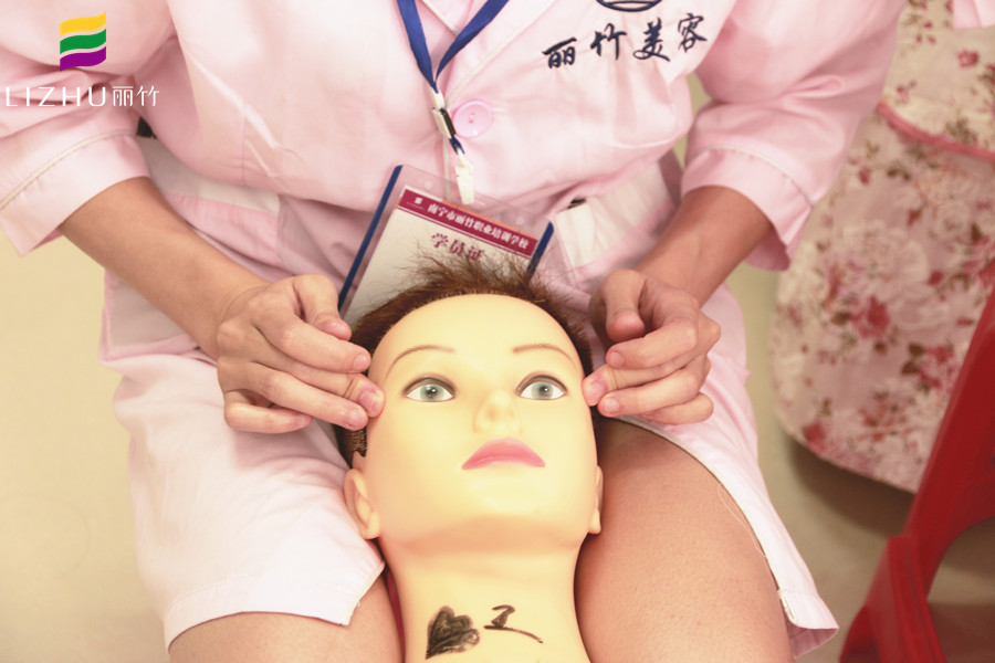 為什么學(xué)美容要練習(xí)假頭模？廣西認可的美容學(xué)校告訴你