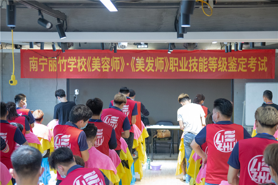 考職業(yè)資格證的學(xué)校推薦：麗竹學(xué)?？甲C班