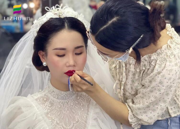 輕復(fù)古新娘造型 ，優(yōu)雅就是如此簡單