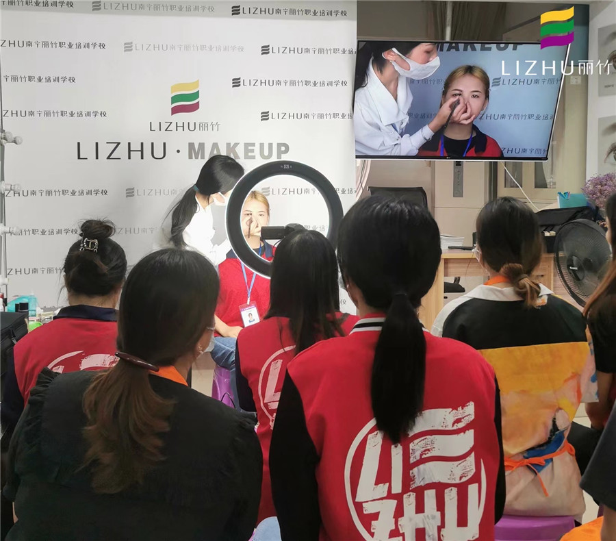 化妝新手畫眉方法，廣西化妝彩妝培訓學校演示手法