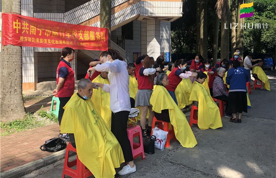 免費理發(fā)進社區(qū)，廣西美發(fā)培訓(xùn)學(xué)校實踐活動