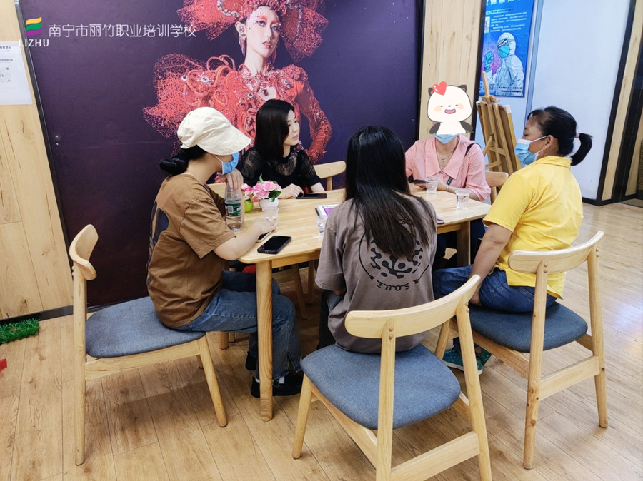 忙！忙！忙！麗竹學(xué)校人氣火爆的招生大廳