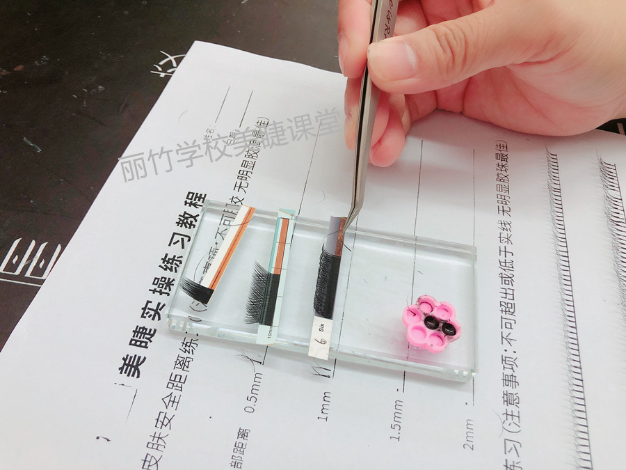 紙上嫁接睫毛，南寧美甲美睫學(xué)校學(xué)員練習(xí)