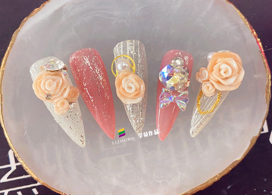 玫瑰雕花美甲作品，告訴你廣西美甲學校哪家好？