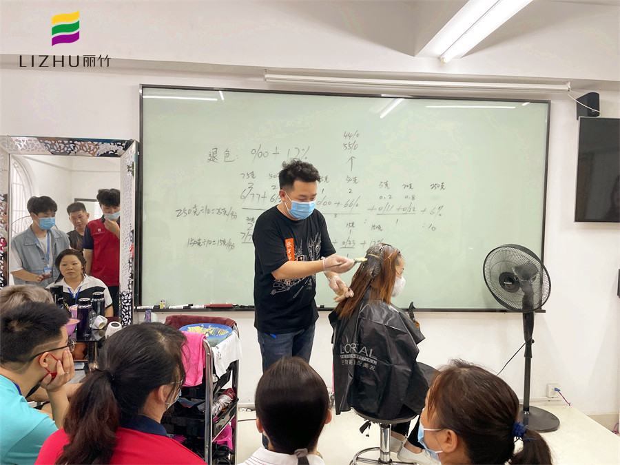 染膏怎么才能涂均勻？廣西染發(fā)培訓(xùn)學(xué)?，F(xiàn)場示范