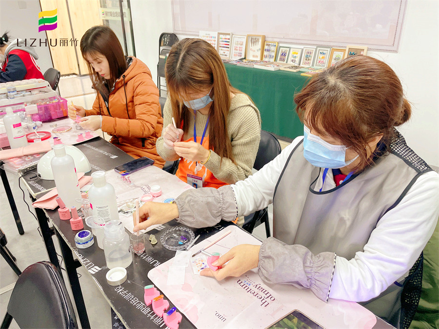 學美甲有年齡限制嗎？南寧專業(yè)美甲師培訓學校告訴你