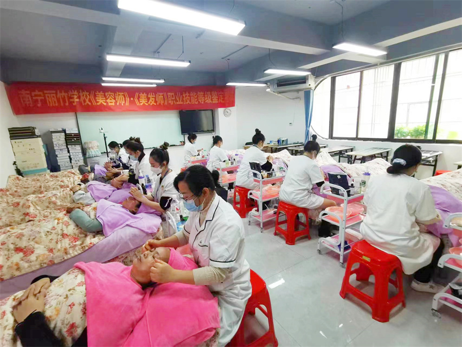 全員通過！廣西南寧美容師美發(fā)師考證班