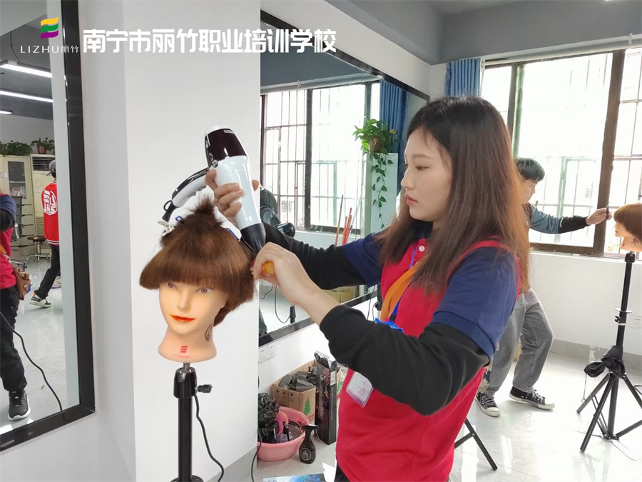 廣西學(xué)吹風(fēng)造型、廣西美發(fā)吹風(fēng)培訓(xùn)