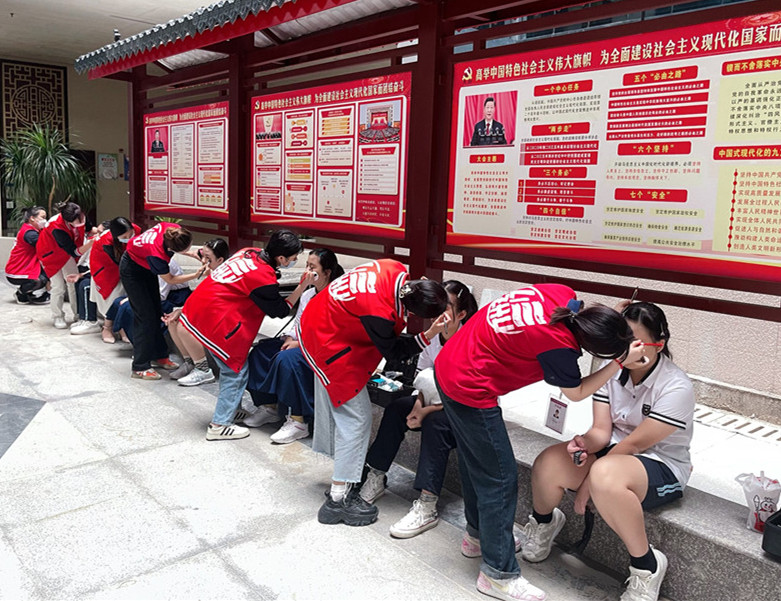 南寧化妝實(shí)踐課，為南寧十四中同學(xué)提供化妝服務(wù)
