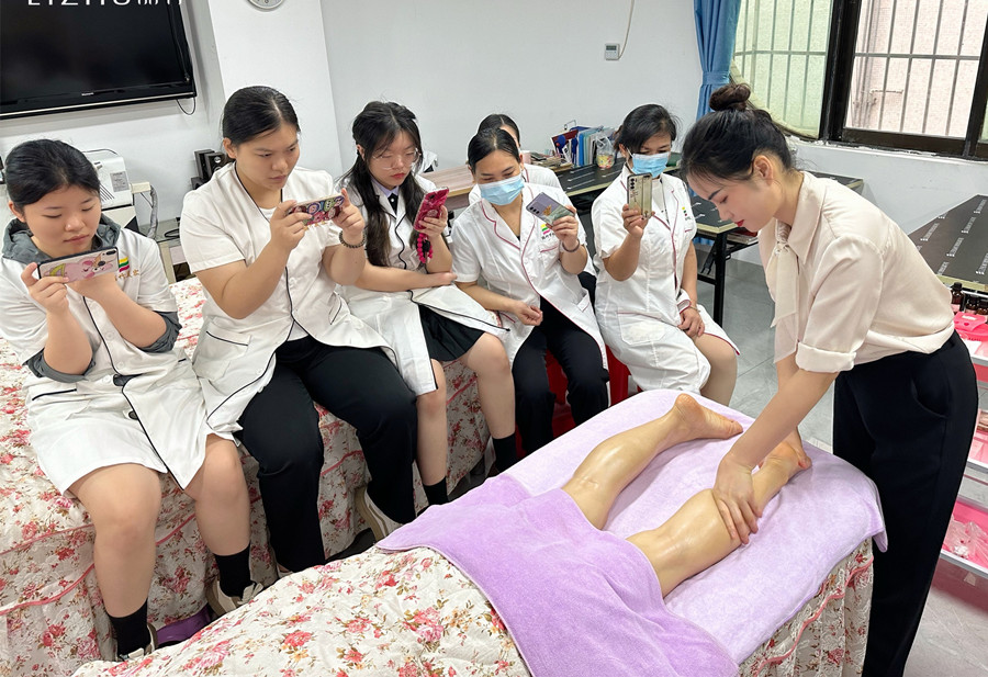 廣西美容美師：如何給腿部按摩？