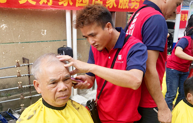 廣西美發(fā)職業(yè)學?！皩W雷鋒”活動走進南棉社區(qū)