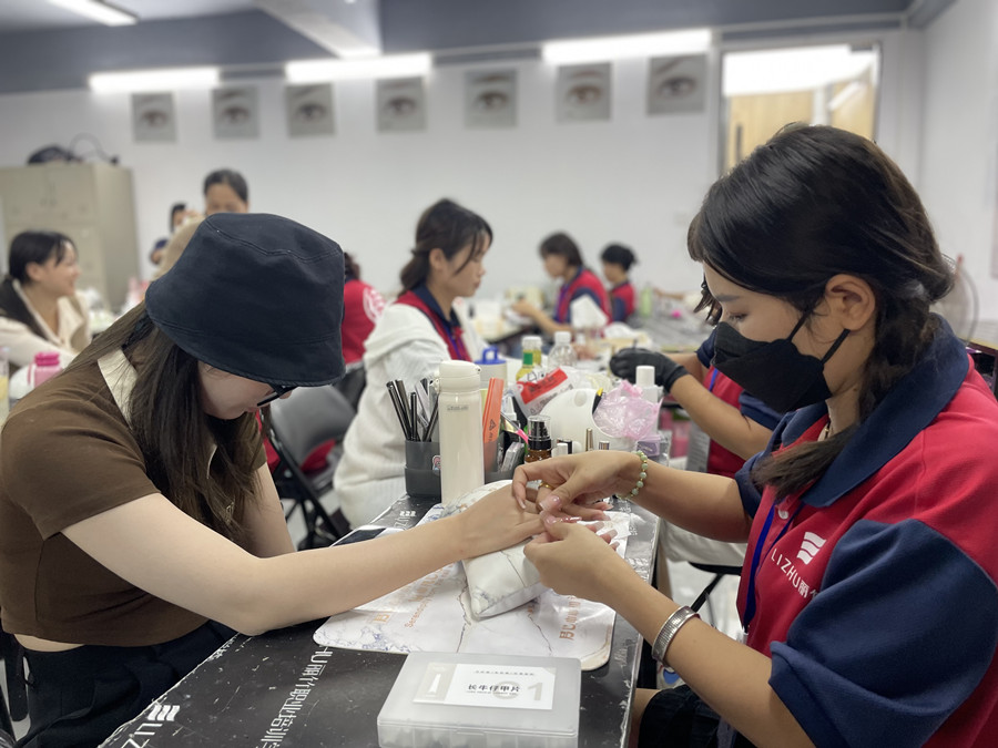 全貼甲片卸甲步驟，廣西美甲學(xué)校在哪里？