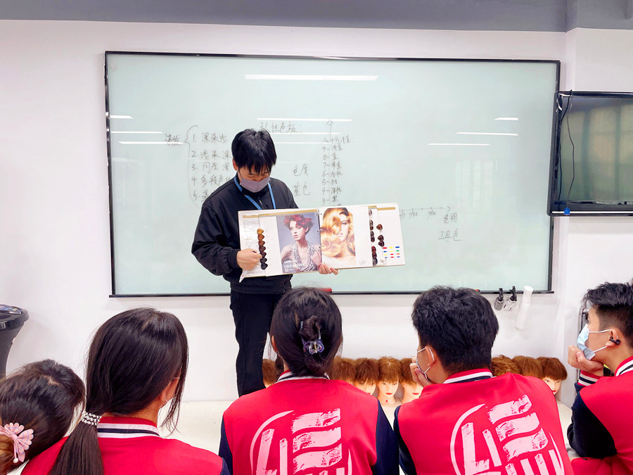 認識染發(fā)系統(tǒng)和色板，南寧學染發(fā)基礎