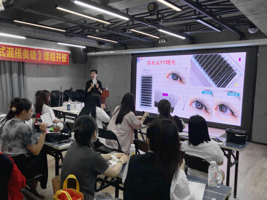 南寧美甲美睫培訓學?！痘ㄊ交齑蠲澜蕖氛n程開班
