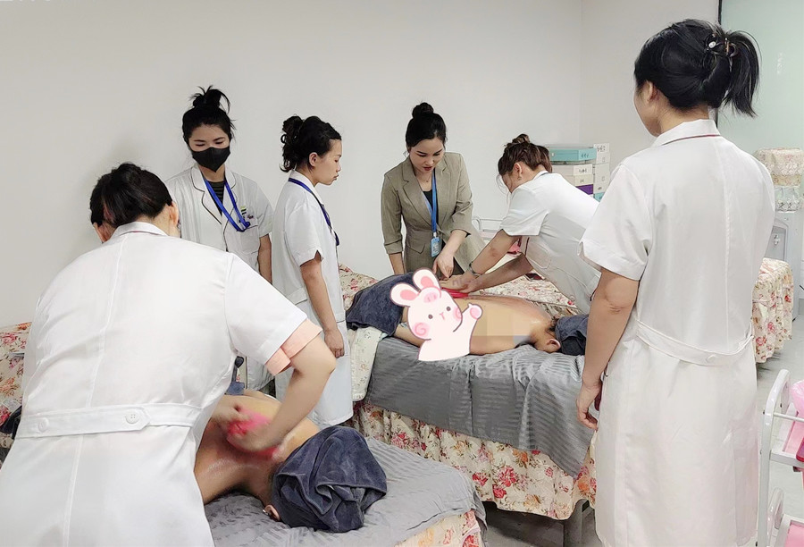 揉腹的好處，南寧美容美體健康學(xué)校講解