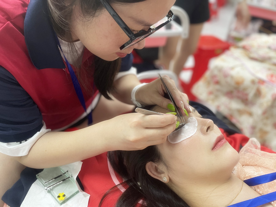 美睫后眼睛癢？廣西美甲美睫學(xué)校幫你解決
