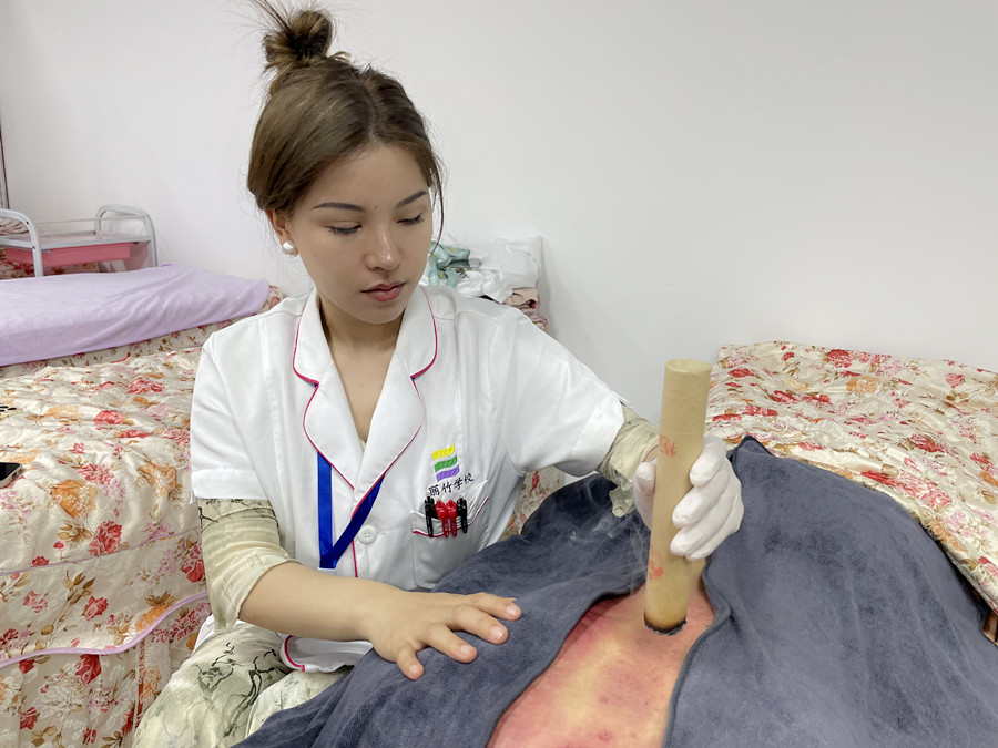 艾條熏背的好處，廣西中醫(yī)美容職校課程分享