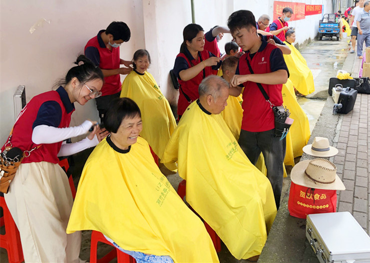 南寧理發(fā)美發(fā)學(xué)校為民免費理發(fā)，個個都是“活雷鋒”