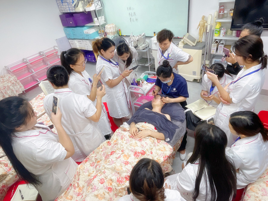 南寧美容專業(yè)教學(xué)：如何進(jìn)行眼部護(hù)理？