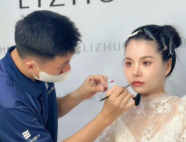 時尚簡約新娘造型，南寧新娘化妝造型學校作品