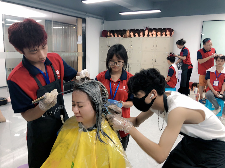 如何向顧客推薦合適的發(fā)色？南寧燙染造型學校分享