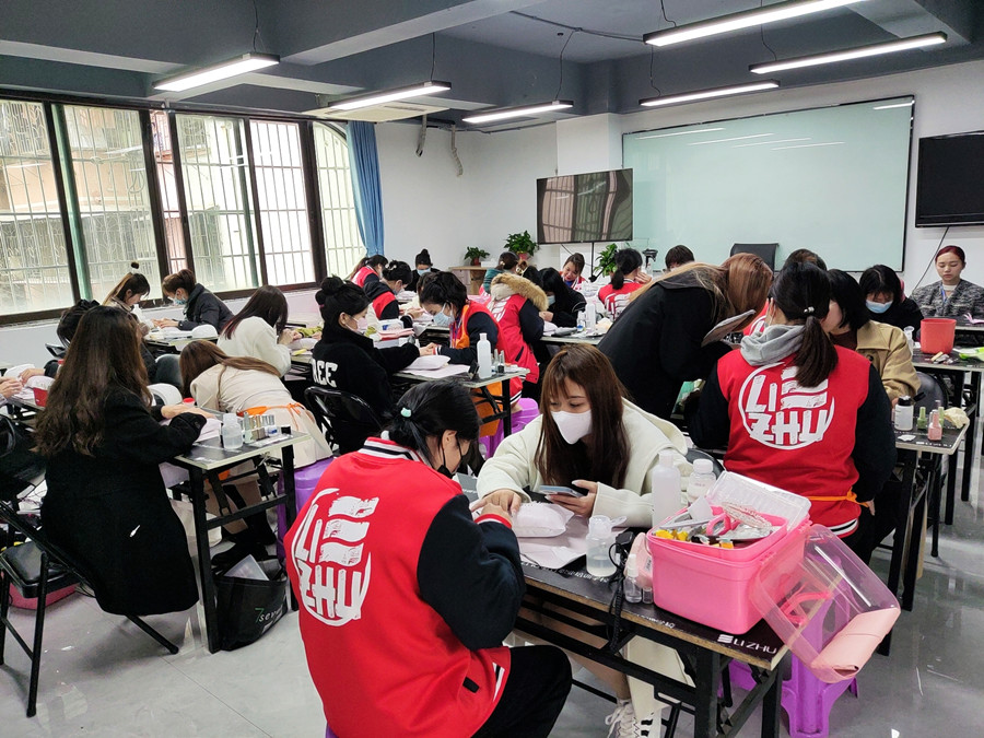 南寧美甲護理培訓：為什么你的指甲又脆又??？