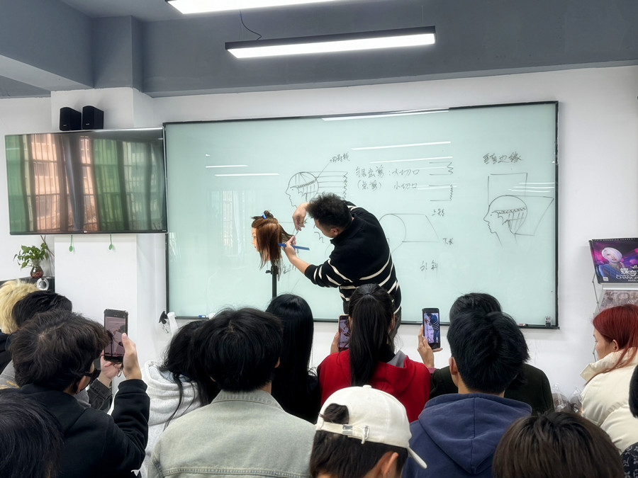 內(nèi)斜手法練習(xí)，廣西美發(fā)女士剪發(fā)培訓(xùn)