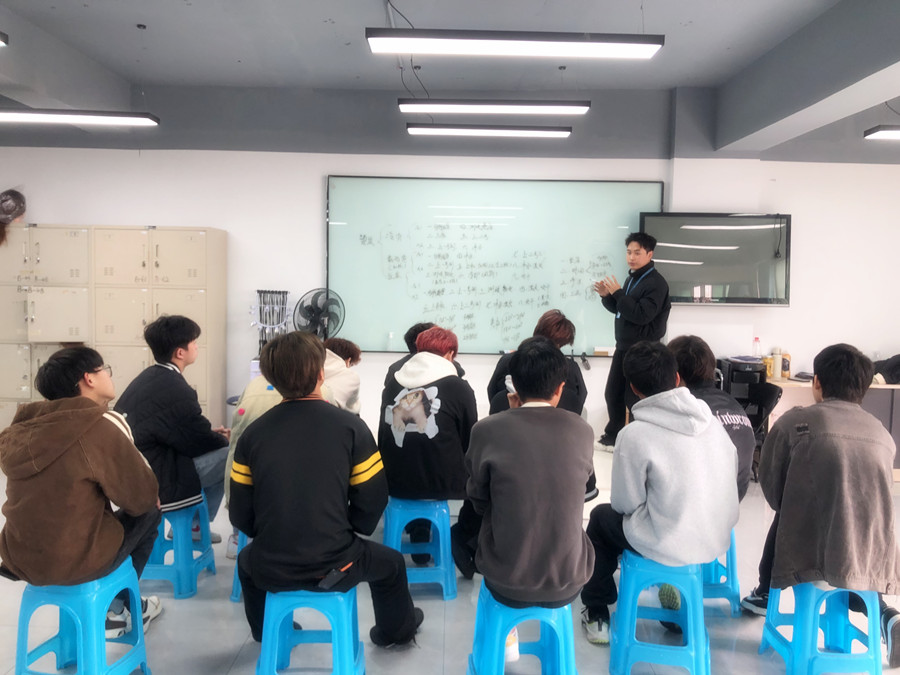 美發(fā)店常用的燙發(fā)方式，廣西燙染專業(yè)技術(shù)學?？偨Y(jié)分享