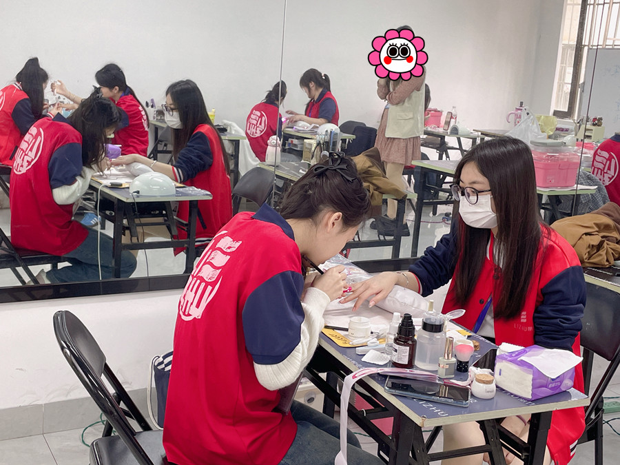 紙托光療延長技巧，廣西美甲專業(yè)教學