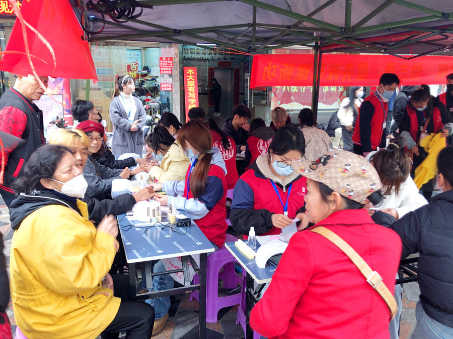美甲活動免費，南寧美甲造型專業(yè)學(xué)校開啟“學(xué)雷鋒月”