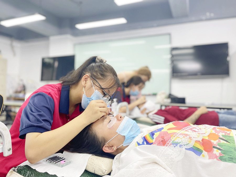 如何成為高價(jià)美睫師？南寧美睫學(xué)校排行分享技巧