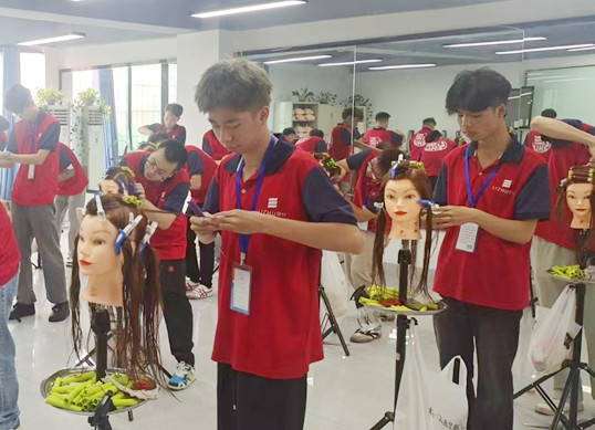 廣西學(xué)美發(fā)有前途嗎？廣西美發(fā)發(fā)展前景